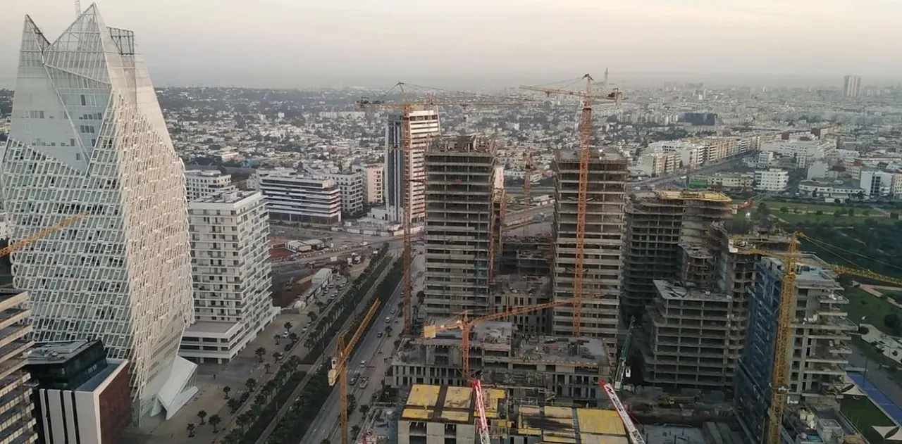 رافعات ومبانٍ في طور البناء بالدار البيضاء