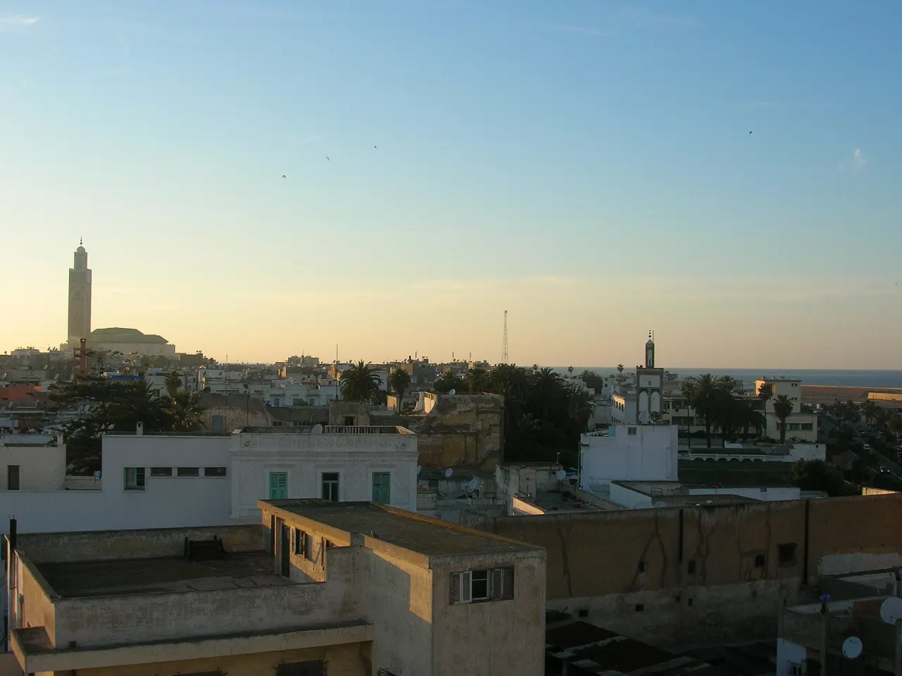 أسطح الدار البيضاء وصومعة مسجد الحسن الثاني